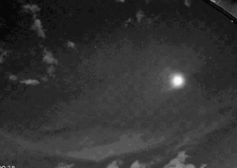 Bola de fogo cruza o céu de Brasília e impressiona durante a noite