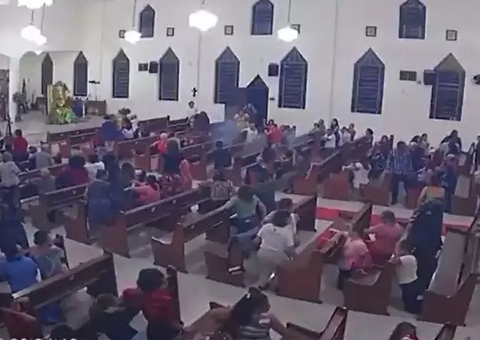 Vídeo: Explosão de rojão interrompe missa e assusta fiéis na Bahia