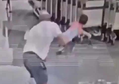 Homem agride criança de 2 anos em aeroporto de Moscou; Vídeo