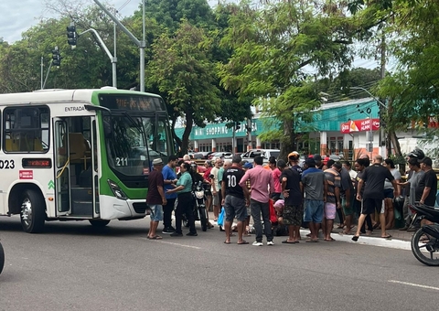 Mulher é atropelada por ônibus ao tentar atravessar avenida na Compensa