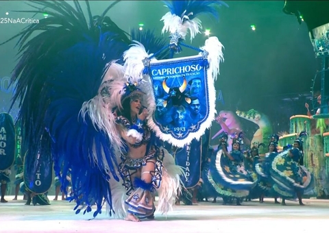 Porta-Estandarte do Caprichoso é aclamada por performance única na arena