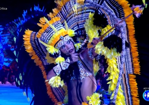 Marciele Albuquerque, a Cunhã Munduruku, pousa no Bumbódromo em águia gigante