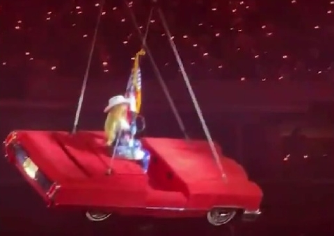 Vídeo: Beyoncé para show após carro suspenso inclinar