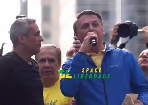 Bolsonaro adota slogan de Trump em novo ato com apoiadores na Paulista