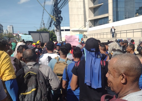 Trabalhadores da construção civil decretam greve e protestam contra empresas em Manaus