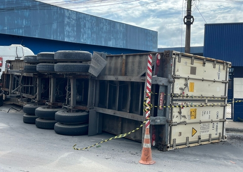 Contêiner tomba em avenida e causa caos no São José 