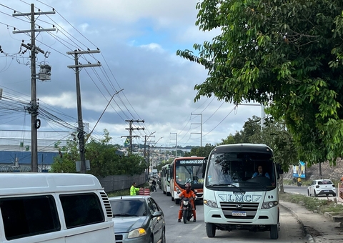 Contêiner tombado causa congestionamento quilométrico na Av. Autaz Mirim