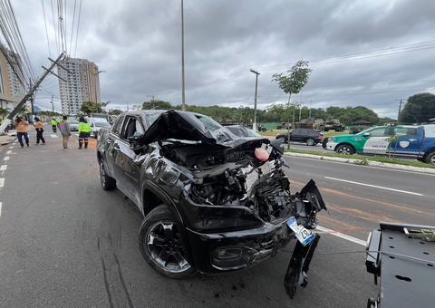 Acidente entre carros deixa mulher e criança feridas na Ponta Negra