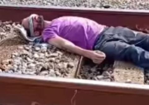 Em busca de likes, influencer se deita em trilho e espera trem passar sobre ele