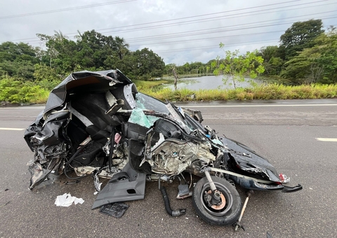 Carro fica destruído em acidente na AM-070; motorista fica preso nas ferragens