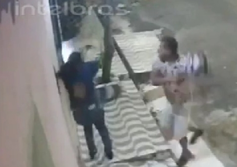 Vídeo: Mulher é agredida com capacete na cabeça em Parintins