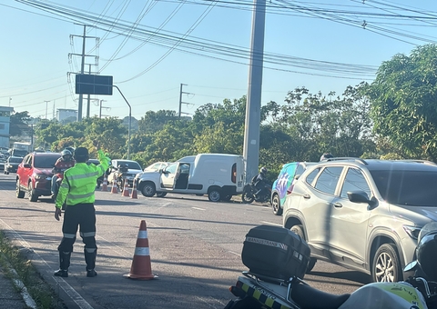 Carro roda na pista após colisão e trânsito fica caótico na Av. Brasil