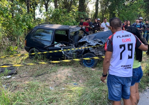 Mulher morre após carro bater de frente com carreta em Manaus 