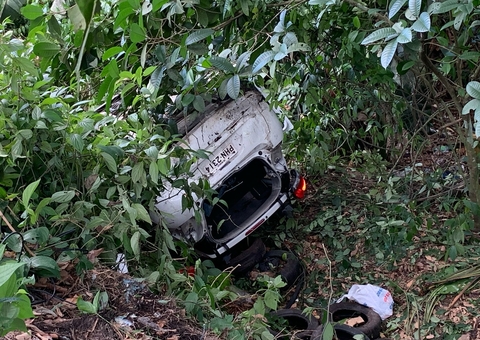 Motorista de app perde controle e carro cai em mata com passageiros em Manaus