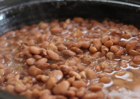 Feijão com possível veneno mata mulher e intoxica familiares em MG