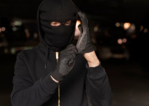 Criminosos sequestram pai e filha em shopping e fazem transferência bancária de R$ 82 mil