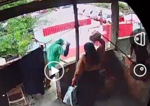 Vídeo: Casal reage e expulsa ladrão de fios com tijolos e vassoura no Aleixo