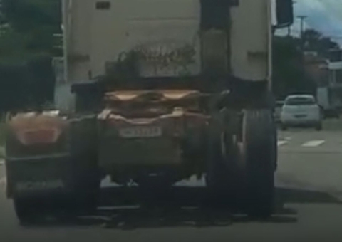 Vídeo: Caminhão com pneu careca é flagrado em avenida de Manaus