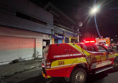 Famílias entram em desespero após imóvel pegar fogo no Centro de Manaus