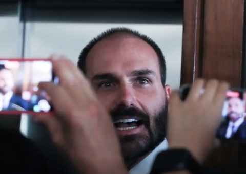 Eduardo Bolsonaro diz que não vai renunciar ao mandato de deputado