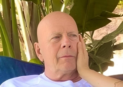 Bruce Willis tem piora no quadro de saúde e não consegue mais falar e andar, diz site
