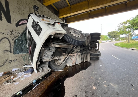Carreta tomba em alça viária na Torquato Tapajós e deixa homem ferido