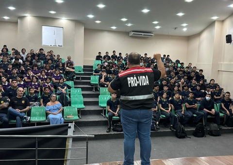Polícia leva palestra de combate às drogas a estudantes do Valparaíso