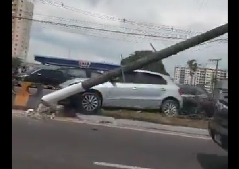 Vídeo: Carro invade canteiro e bate em poste na avenida Coronel Teixeira