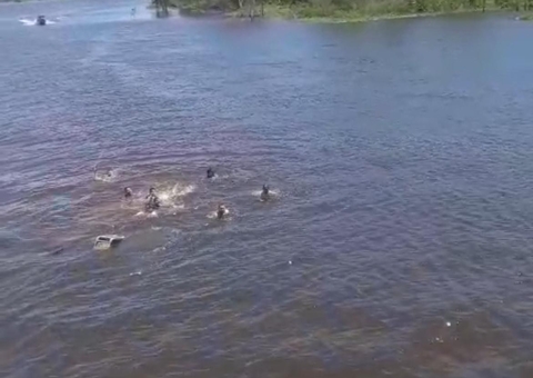 Lancha naufraga e passageiros são resgatados em Itapiranga; vídeo