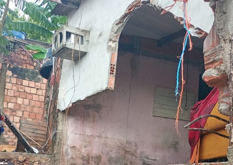 Duas casas desabam e mulher fica ferida durante forte chuva no Novo Aleixo
