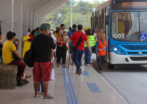 Ação itinerante emite cartão ‘PassaFácil’ em terminais e ônibus em Manaus