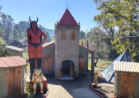 Igreja da Pombagira em Porto Alegre chama atenção com estátua de 9 metros