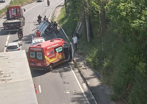 Carro atinge placa de sinalização e capota na Avenida das Flores