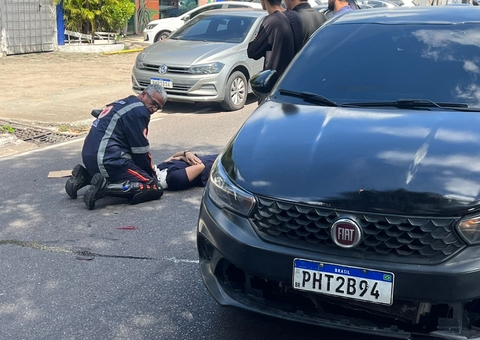 Mulher fica ferida em acidente entre carro e moto na Av. Darcy Vargas