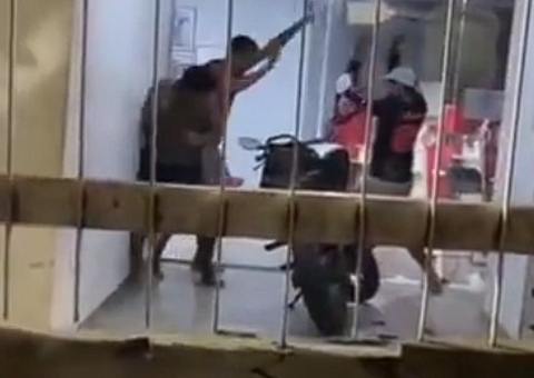 Vídeo mostra pancadaria entre homens em delegacia no Jorge Teixeira