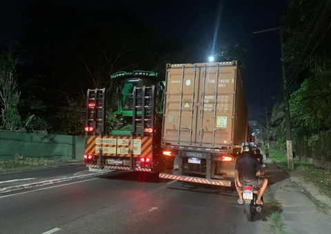 Motociclista fica ferido em acidente e carretas travam Av. Rodrigo Otávio