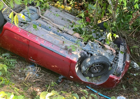 Mulher perde controle de carro e capota em avenida no Japiim