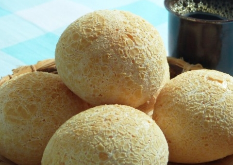 Menina de 9 anos morre após comer bolo e pão de queijo em Minas Gerais