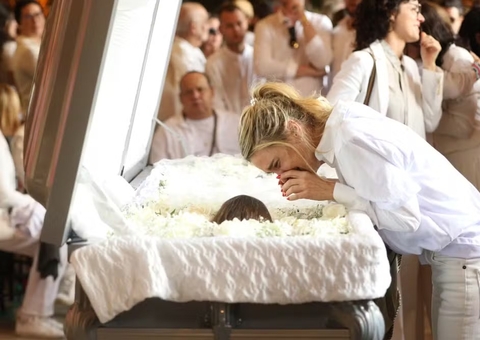 Carolina Dieckmmann se despede de Preta Gil aos prantos