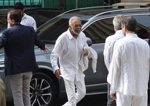 Gilberto Gil se despede da filha Preta Gil com beijo na testa durante velório