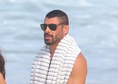 Cauã Reymond é flagrado aos beijos com nova namorada; veja fotos