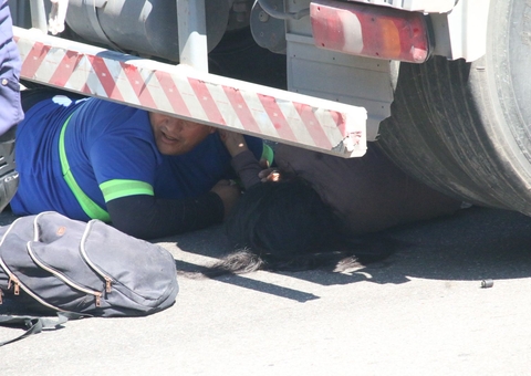 Mulher vai parar debaixo de caminhão em acidente no Japiim 
