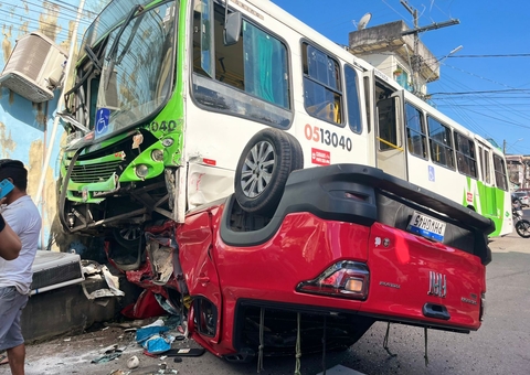 Carro invade pista e colide com ônibus no Lírio do Vale; vídeo