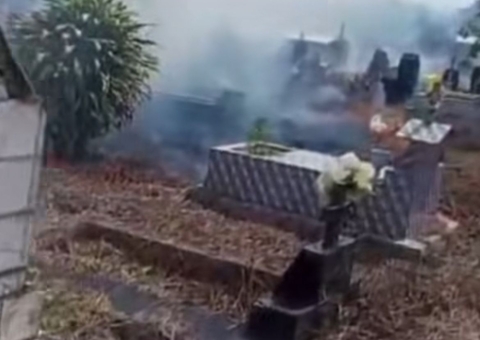 Velas acesas em sepulturas causam incêndio em cemitério de Manaus