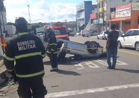 Vídeo: Carro 'fura' cruzamento e capota ao ser atingido na Cachoeirinha