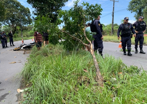 Soldador morre após colidir com árvore na Cosme Ferreira