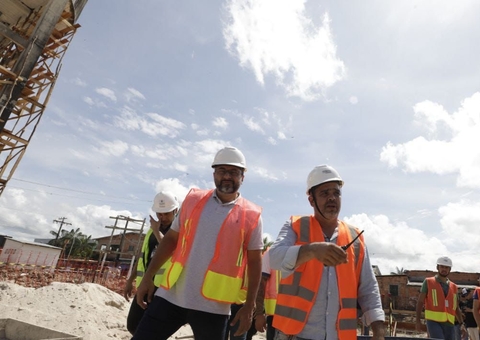 Governador do Amazonas acompanha obra que vai levar água tratada a 8 bairros de Codajás