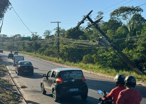 Poste tomba e ameaça desabar sobre veículos na Avenida do Turismo; trânsito está caótico