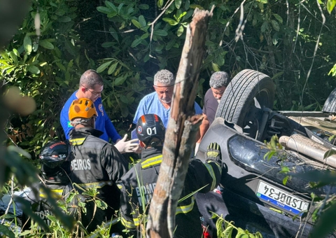 Motorista morre após carro bater em poste e capotar na Avenida do Turismo