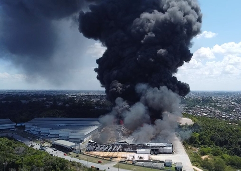 Imagens aéreas mostram fábrica destruída durante incêndio no Distrito; vídeos